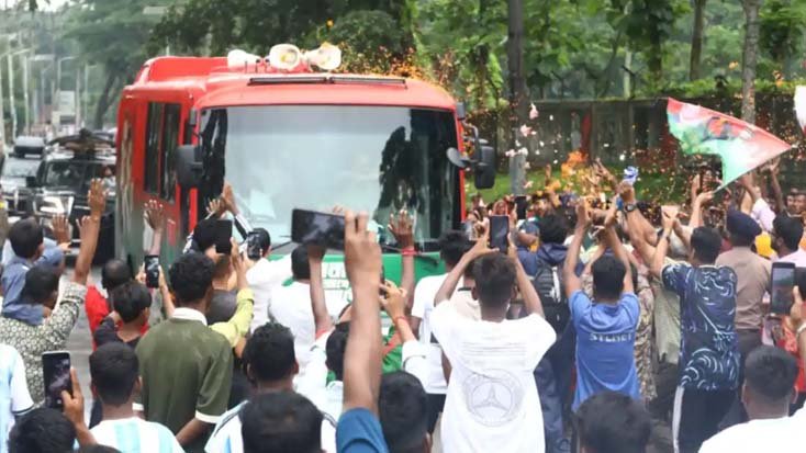 মৌলভীবাজার ও শ্রীঙ্গলের পথে প্রধানমন্ত্রী