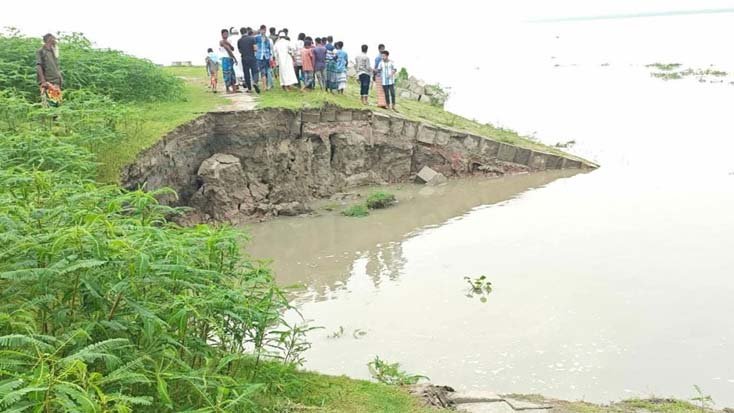 যমুনার তীরে বাঁধ ভাঙন আতঙ্কে নদীপাড়ের বাসিন্দারা