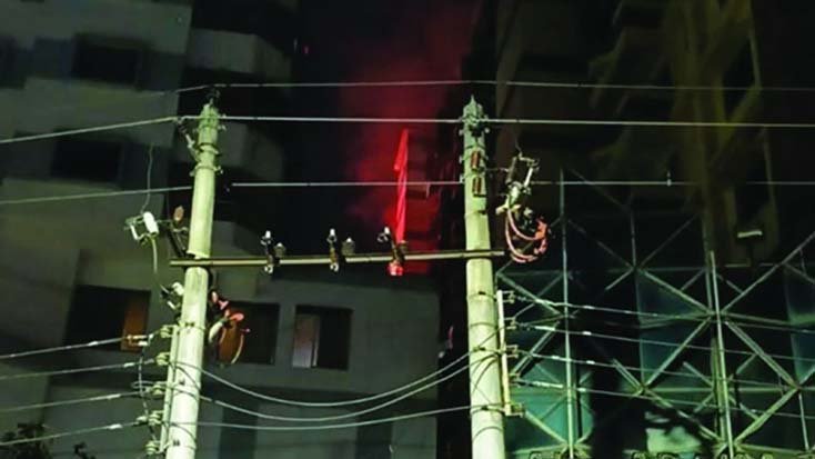 রাজধানীর কাঁটাবনে আবাসিক ভবনে ভয়াবহ আগুন