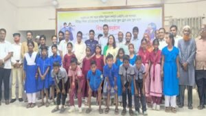 শিক্ষার্থীদের ঝরে পড়া রোধে নকলায় স্কুল ড্রেস ও ব্যাগ বিতরণ