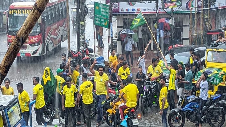 শ্রীমঙ্গলে বৃষ্টির মধ্যে ঘোড়ার গাড়ি নিয়ে ব্রাজিল সমর্থকদের শোভাযাত্রা