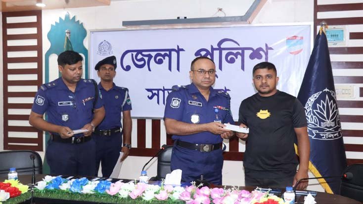 সাতক্ষীরা উদ্ধারকৃত মোবাইল ফোন ও বিকাশের টাকা মালিকদের নিকট হস্তান্তর