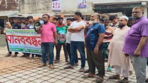সাতক্ষীরা দিবা নৈশ ডিগ্রী কলেজের সামনে অবৈধ স্থাপনার দাবিতে মানববন্ধন