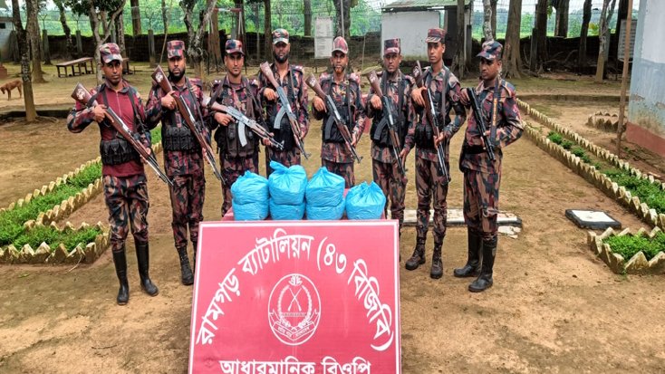 সীমান্তে রামগড় বিজিবির অভিযানে চৌদ্দ কেজি গাঁজা জব্দ