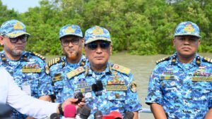 সুন্দরবনে নিরাপত্তা নিশ্চিতে কোস্ট গার্ড মহা পরিচালকের কঠোর হুঁশিয়ারি
