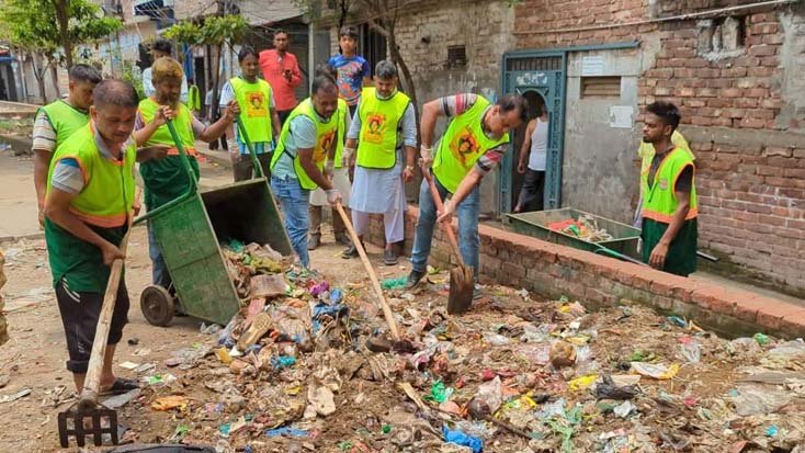 ২৪ নম্বর ওয়ার্ডে ময়লা অপসারণে ব্যাপক উদ্যোগ-সফিউদ্দিন আহম্মেদ সেন্টু