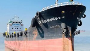 কর্ণফুলী নদীতে লাইটার জাহাজ ডুবি, ১২ জন উদ্ধার