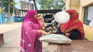 কেশবপুরে অবহেলিত নবজাতক প্রসূতির পাশে ইউএনও