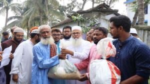 কেশবপুরে পানিবন্দি মানুষের পাশে এমপি মোক্তার আলী