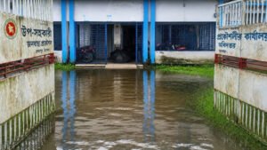 কেশবপুরে ভারী বৃষ্টিতে সরকারি দপ্তরের প্রবেশপথ তলিয়ে, দুর্ভোগে সেবাগ্রহীতা