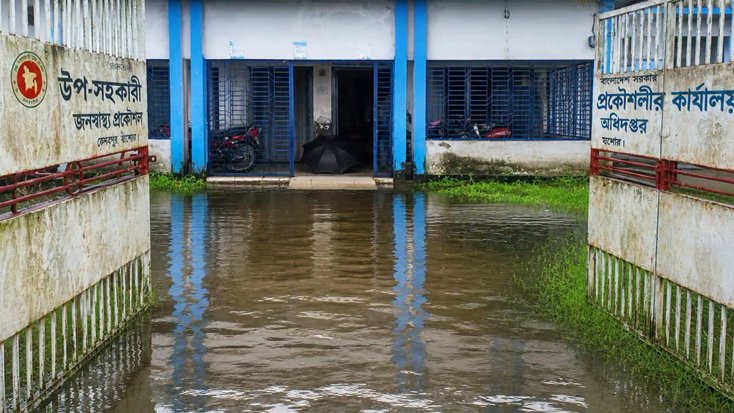 কেশবপুরে ভারী বৃষ্টিতে সরকারি দপ্তরের প্রবেশপথ তলিয়ে, দুর্ভোগে সেবাগ্রহীতা