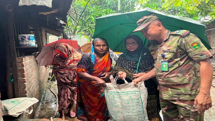 কেশবপুরে হরিহর নদীর পাড়ে ক্ষতিগ্রস্ত পরিবারের মাঝে ইউএনও