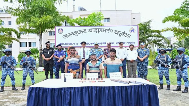 কোস্টগার্ডের কাছে আত্মসমর্পণ করলেন সুন্দরবনের কুখ্যাত ডাকাত বড় জাহাঙ্গীর বাহিনীর ৩ সদস্য