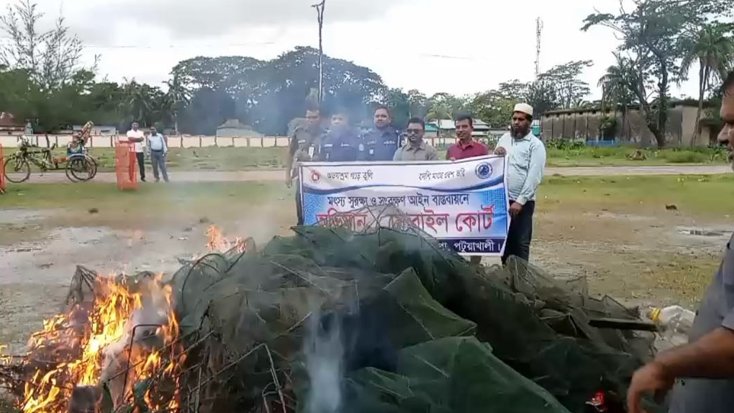 গলাচিপায় যৌথ অভিযানে ৩০টি নিষিদ্ধ চায়না দুয়ারী জাল জব্দ