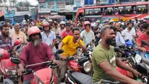 গুজবে সাতক্ষীরার পাম্পে তেল কেনার ভিড়, সরবরাহ স্বাভাবিক থাকার দাবি প্রশাসনের