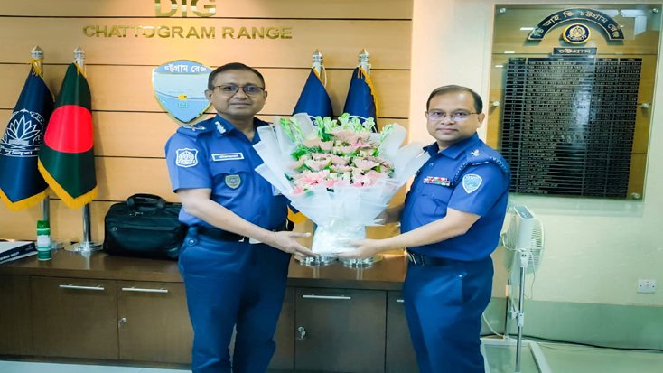 চট্টগ্রাম রেঞ্জের ডিআইজি অতিরিক্ত আইজিপি হওয়ায় খাগড়াছড়ি পুলিশ সুপারের ফুলের শুভেচ্ছা