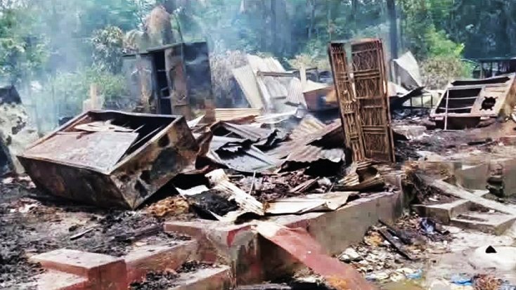 জানাযা শেষে গণপিটুনিতে খুনির মৃত্যু, বাড়িতে আগুন