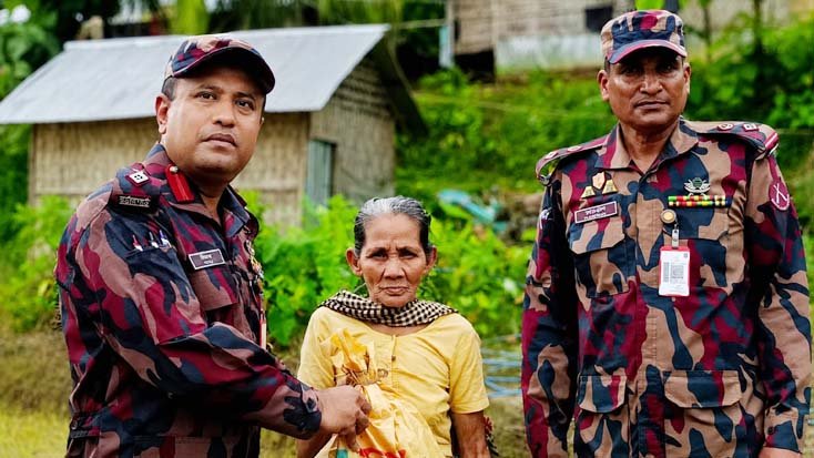 দীঘিনালায় বন্যাদুর্গত মানুষের পাশে ৭ বিজিবি