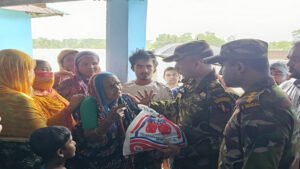 দীঘিনালায় বন্যার্তদের সহায়তায় সেনাবাহিনী, কোবাখালীতে ত্রাণ বিতরণ