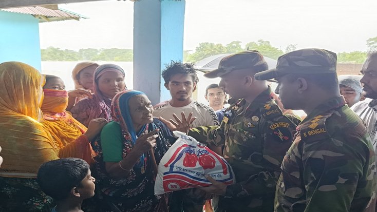 দীঘিনালায় বন্যার্তদের সহায়তায় সেনাবাহিনী, কোবাখালীতে ত্রাণ বিতরণ