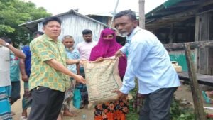 দুর্যোগে মানবিক উদ্যোগ বরকলে বন্যার্তদের পাশে সুবিমল চাকমা