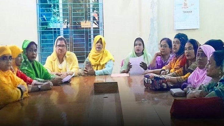 নবাবগঞ্জ থানা মহিলা দলের সভাপতি সহ ১০ জন মহিলা দলের নেত্রীর পদত্যাগ