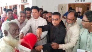 নলডাঙ্গায় প্রাকৃতিক দুর্যোগে ক্ষতিগ্রস্তদের মাঝে খাদ্যশস্য চাল ও নগদ অর্থ বিতরণ