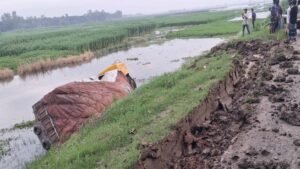 নলডাঙ্গায় সারবোঝাই ট্রাক উল্টে দুর্ঘটনা, চালক-হেলপার অক্ষত