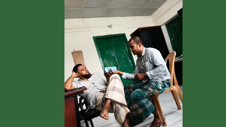 পাথরঘাটায় নৌ পুলিশের ঘুষ গ্রহন,ভাইরাল সামাজিক যোগাযোগ মাধ্যমে