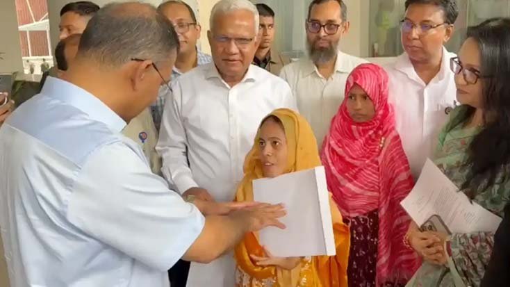 প্রতিবন্ধী তিন ব্যক্তির হাতে নিয়োগপত্র তুলে দিলেন প্রধানমন্ত্রী