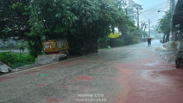 বরগুনায় টানা বৃষ্টিতে গৃহবন্দী শ্রমজীবী মানুষ