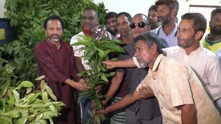 বৃক্ষরোপণ কর্মসূচির অংশ হিসেবে সিরাজগঞ্জে চারা বিতরণ