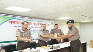 ভালো কাজের স্বীকৃতি কেএমপিতে ট্রাফিক পুলিশ সদস্যদের বিশেষ সম্মাননা