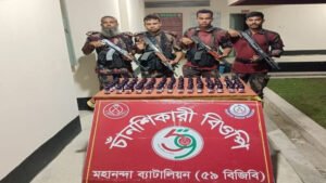 ভোলাহাট সীমান্তে বিজিবির অভিযানে ভারতীয় নেশাজাতীয় সিরাপ জব্দ