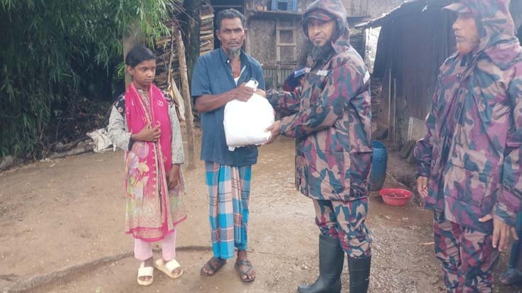 রামগড় বিজিবির উদ্যোগে বন্যায় ক্ষতিগ্রস্থ পরিবারের মাঝে ত্রাণ সামগ্রী বিতরণ