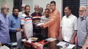 সিরাজগঞ্জে ফার্টিলাইজার অ্যাসোসিয়েশনের নির্বাচনে মনোনয়নপত্র বিতরণ