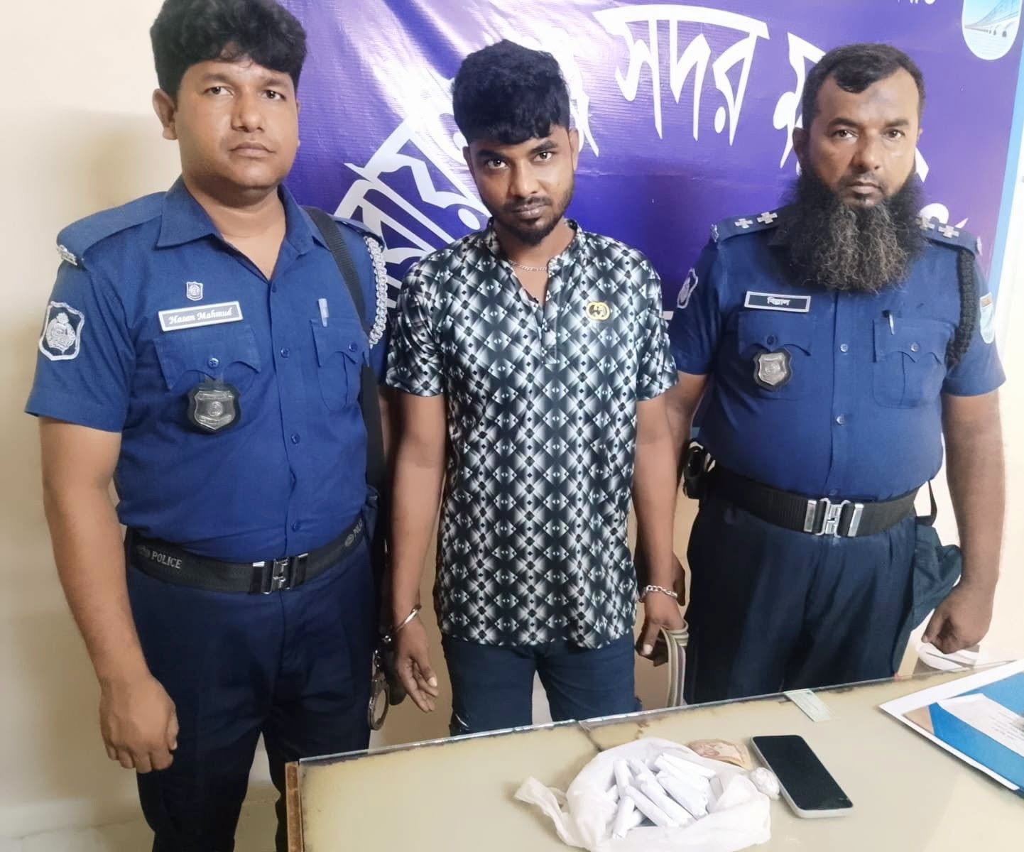 বিশেষ অভিযানে ৮ গ্রাম হেরোইন ও ১০০ গ্রাম গাঁজাসহ নারায়ণগঞ্জে শীর্ষ মাদক ব্যবসায়ী গ্রেফতার ‎