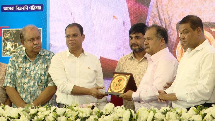 তথ্য ও সম্প্রচার মন্ত্রীর হাত থেকে ভিওডি বাংলার ডিএমডির সম্মাননা গ্রহণ