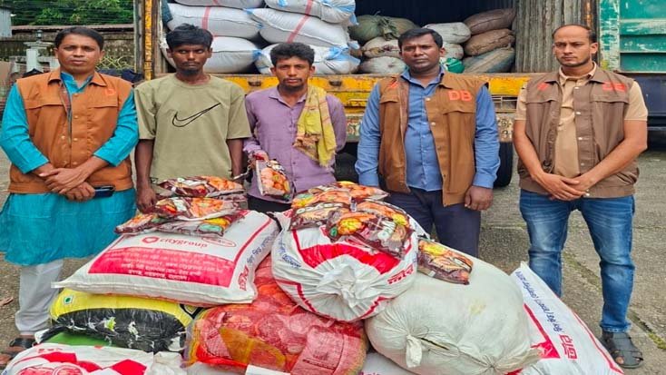 বিশ্বম্ভরপুরে ডিবি পুলিশের অভিযানে ভারতীয় ফুচকা,কাভার্ডভ্যানসহ ৬৫ লাখ টাকার মামলামাল জব্দ
