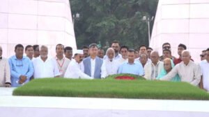 শহীদ জিয়াউর রহমান ও খালেদা জিয়ার সমাধিতে শ্রদ্ধা জানালেন তারেক রহমান